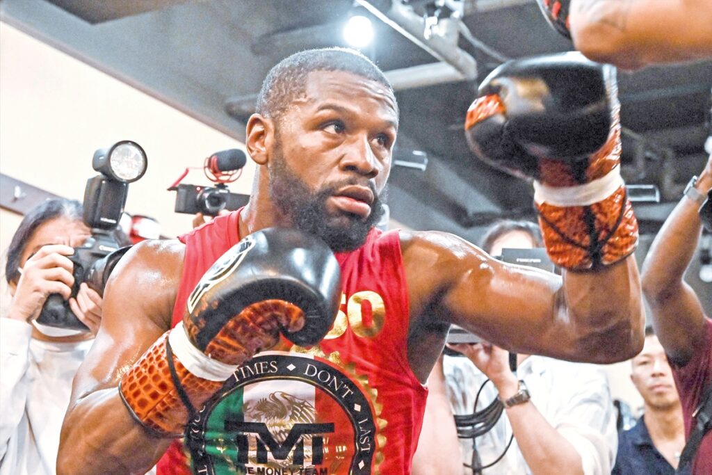 فلويد مايويذر يلمّح للعودة إلى الملاكمة الاحترافية بعد نزال تايسون