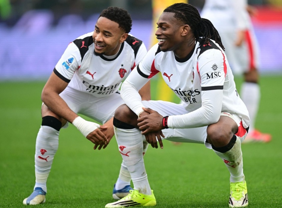 ميلان يحسمها في الدقائق القاتلة ويعبر كريمونيزي بثنائية نظيفة