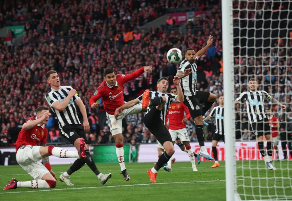 أوسولا يقود نيوكاسل لفوز قاتل على مانشستر يونايتد وينهي سلسلة كاريك