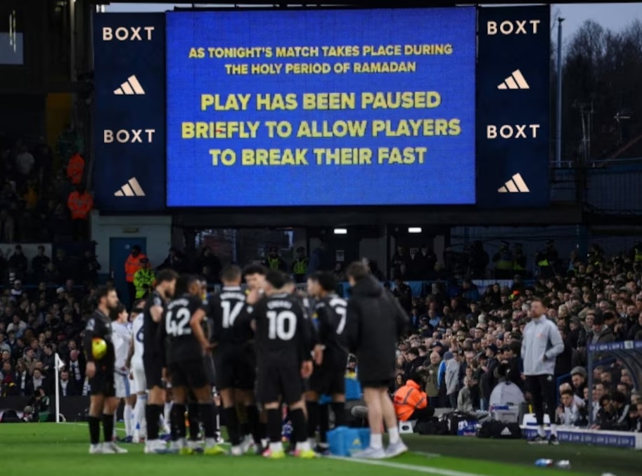 ليدز يونايتد يدعو جماهيره لاحترام توقف المباراة لإفطار اللاعبين الصائمين