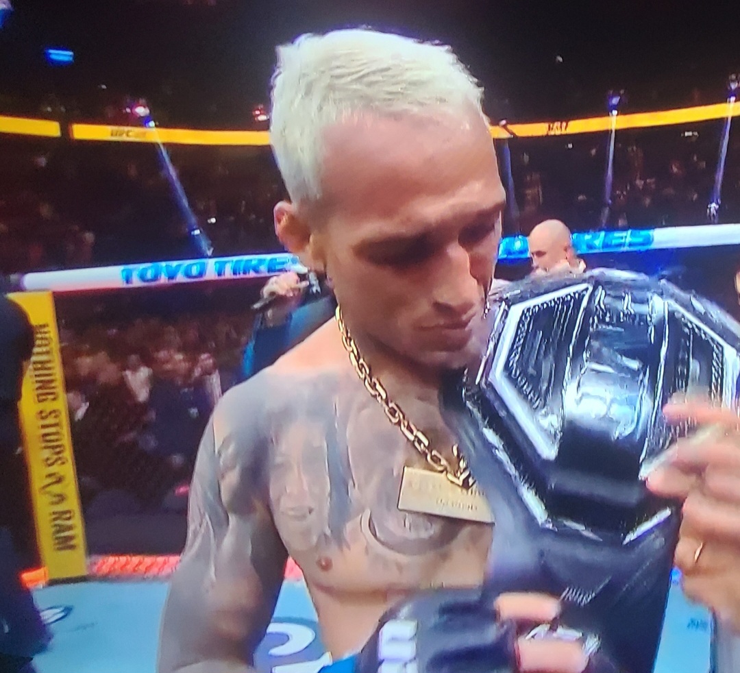 نتائج عرض UFC 326: تشارلز أوليفيرا يهزم ماكس هولواي بقرار الحكام في النزال الرئيسي