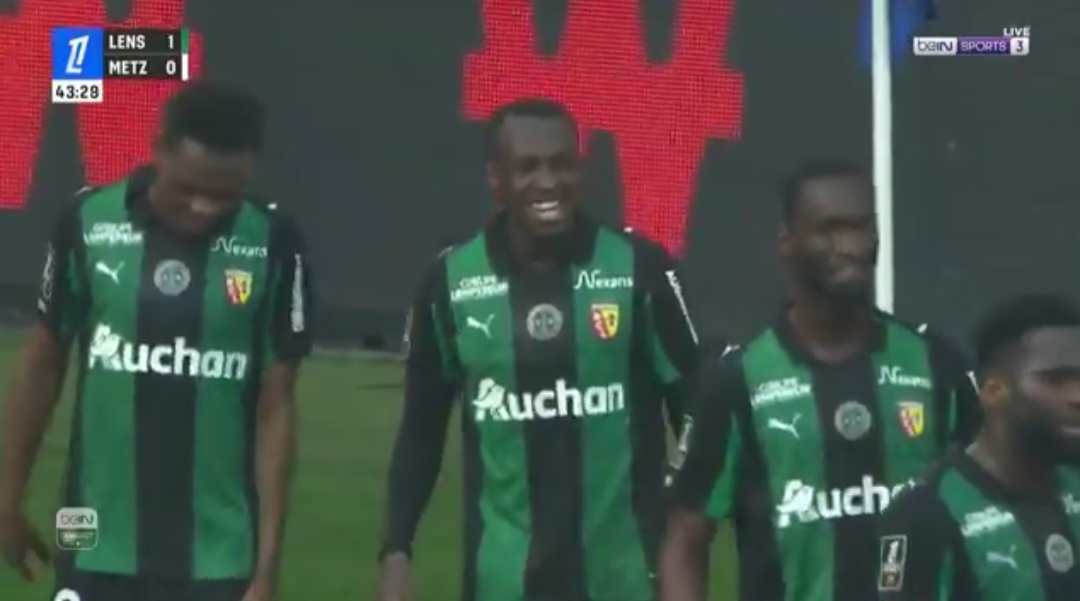 سعود عبد الحميد يسجل أول أهدافه في الدوري الفرنسي ويقود لانس للفوز على ميتز