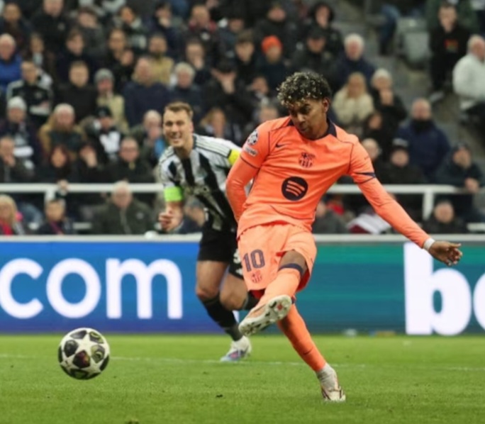 يامال ينقذ برشلونة بتعادل قاتل أمام نيوكاسل في ذهاب ثمن نهائي دوري الأبطال