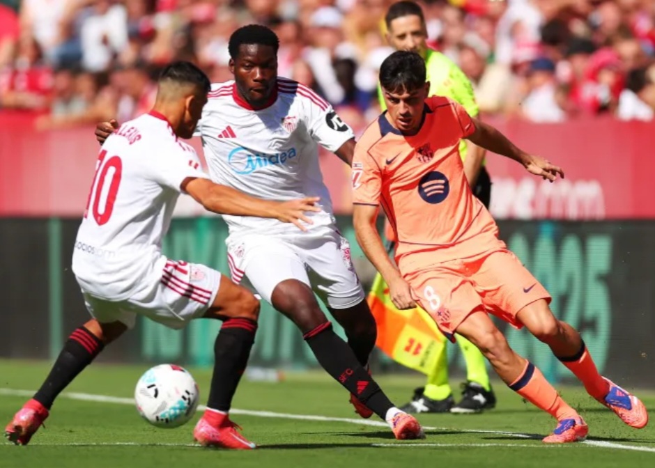 برشلونة يواجه إشبيلية في ”سبوتيفاي كامب نو“ وسط سباق رئاسة محتدم