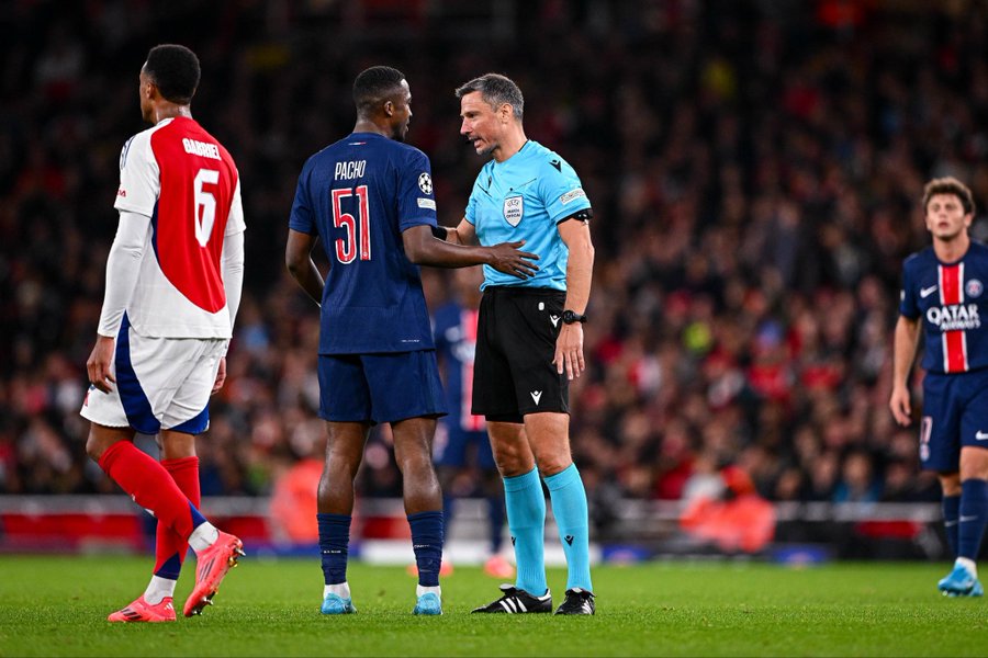 اليويفا يحدد حكم مباراة إياب تشيلسي وباريس سان جيرمان