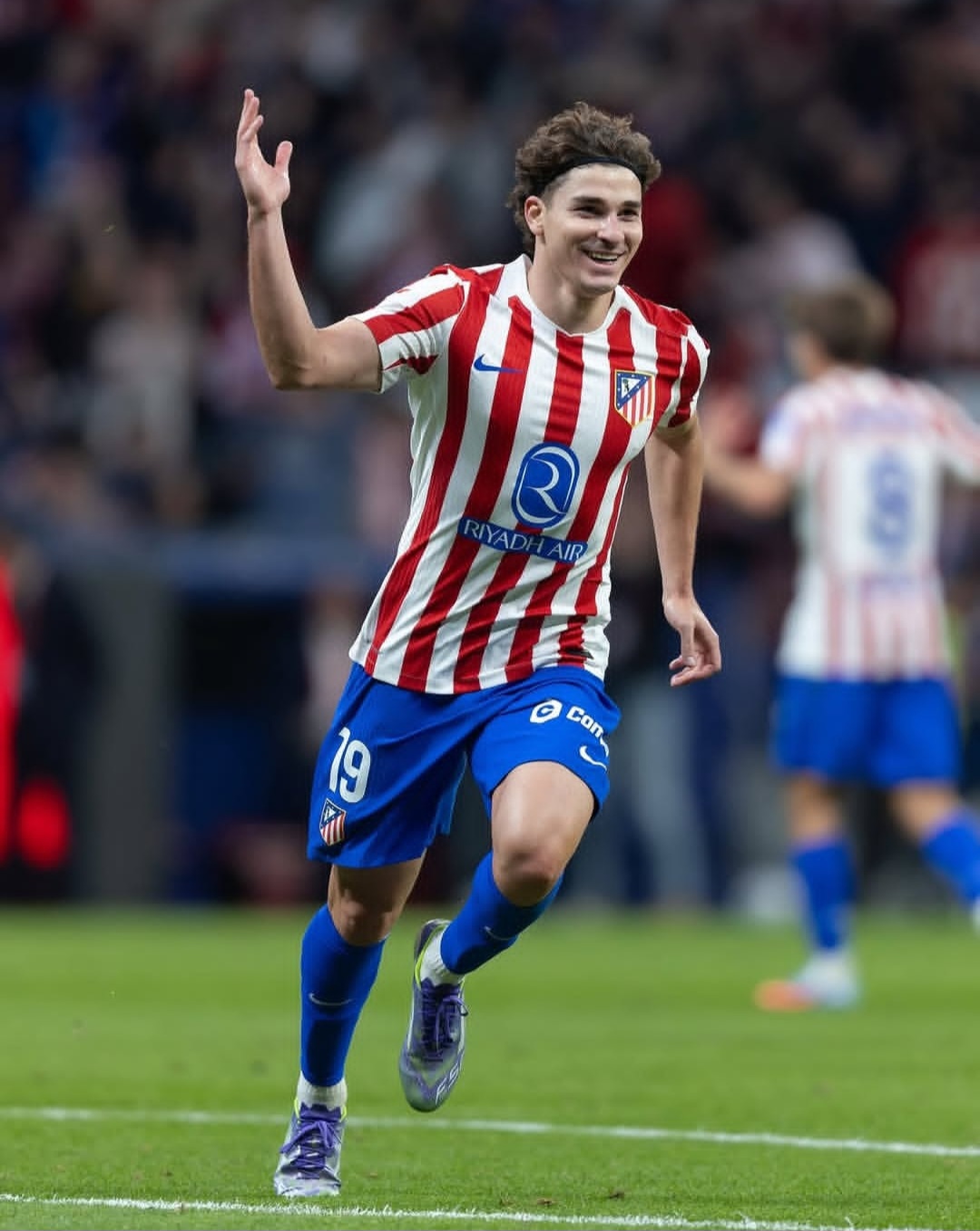 برشلونة وباريس سان جيرمان يتنافسان على جوليان ألفاريز