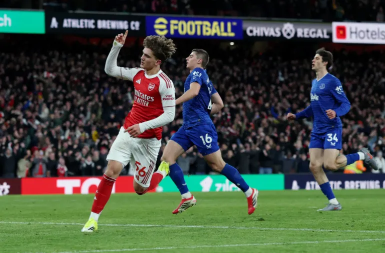 دومان يدخل التاريخ.. موهبة آرسنال الشابة يصبح أصغر هداف في تاريخ البريميرليغ