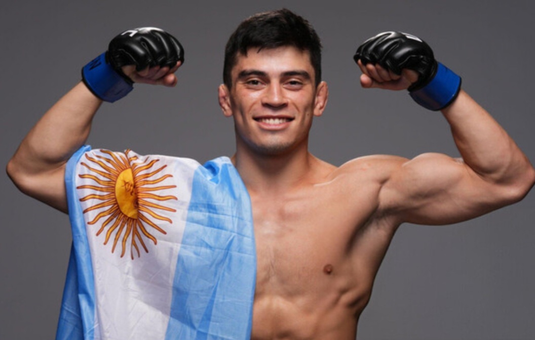 كيفن فاليخوس يتألق بضربة قاضية ويعلن نفسه نجماً صاعداً في وزن الريشة