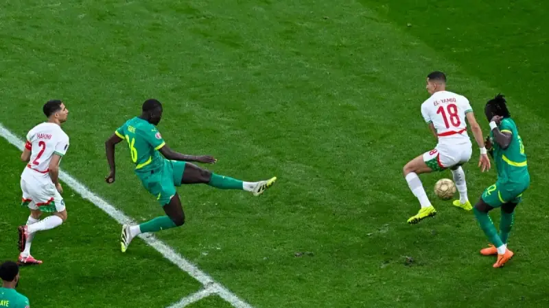 زلزال في كرة القدم الأفريقية: ”كاف“ يمنح كأس أمم أفريقيا 2025 للمغرب ورد الصحف السنغالية