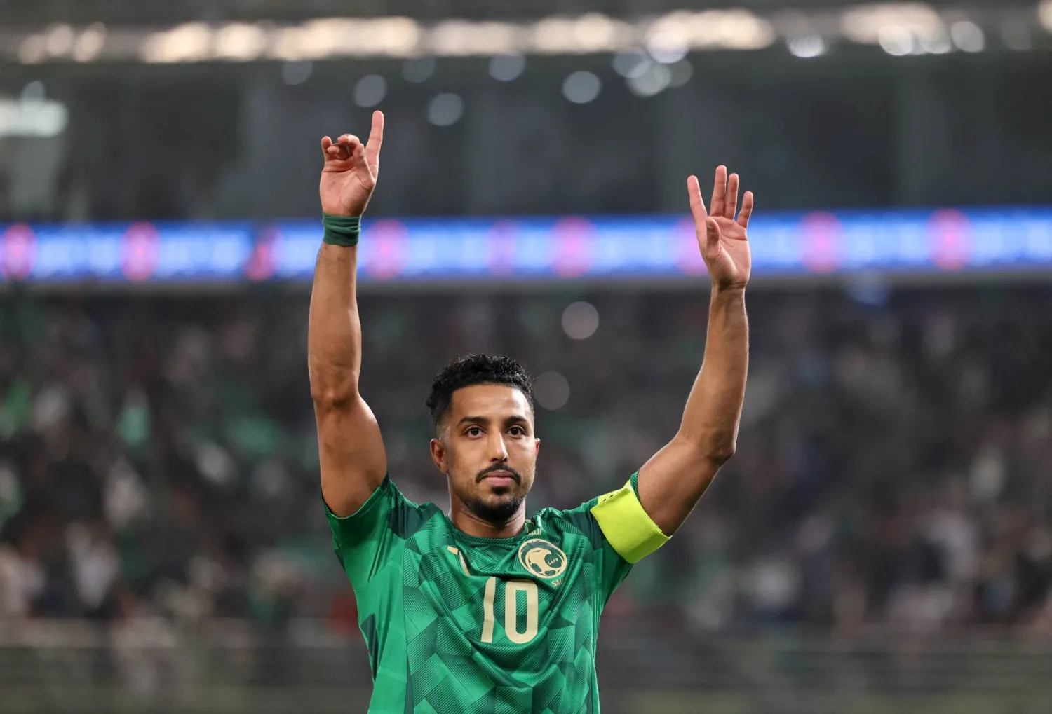 رئيس الهلال الأسبق يدافع عن الدوسري ويهاجم منتقديه: “هل يشكك أحد في الأجهزة الطبية؟”