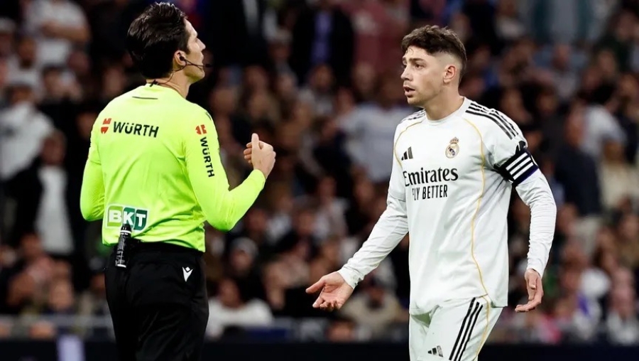 إيقاف فالفيردي بعد طرده في ديربي مدريد.. ولجنة المسابقات تحسم الجدل