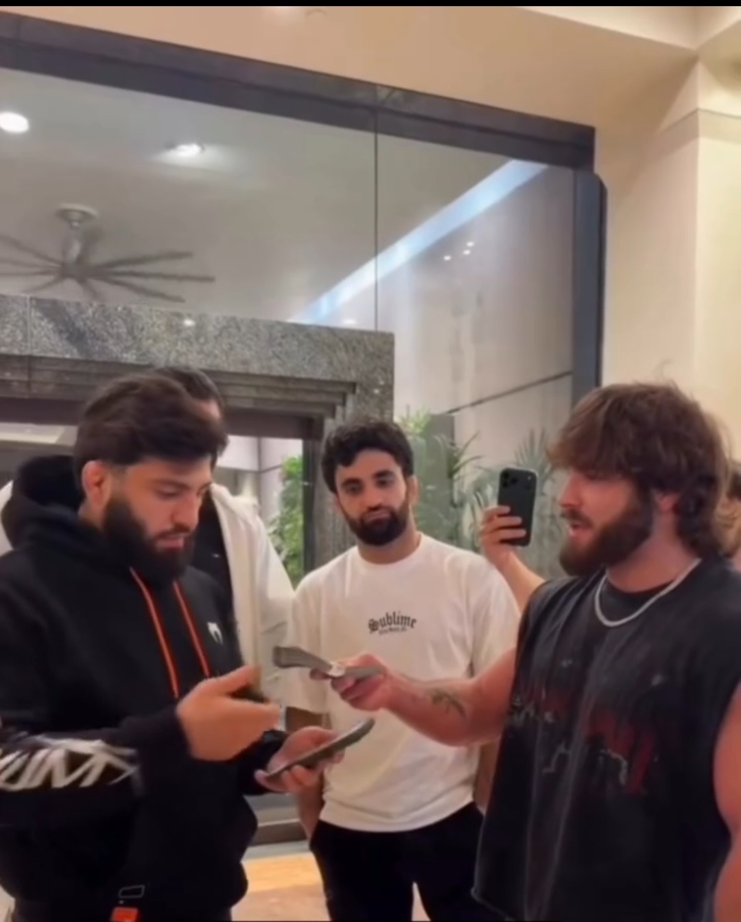 لقطة وفاء نادرة.. جورجيو بولاس يسلّم 10 آلاف دولار لأرمان تساروكيان بعد خسارته