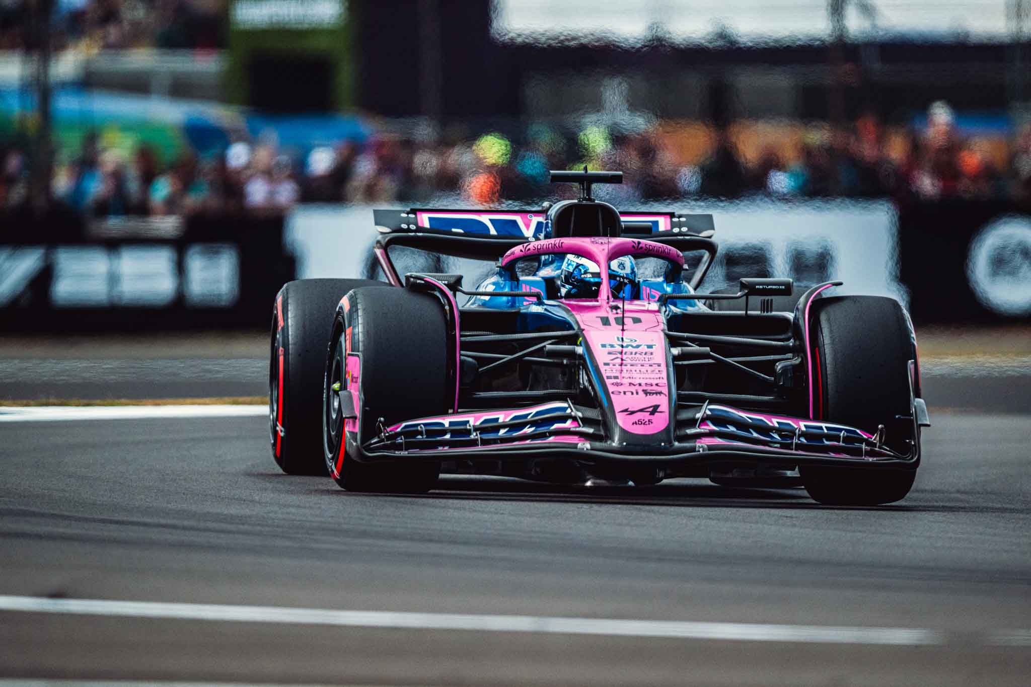 أزمة داخلية تهز ألبين.. اتهامات بالتخريب تشعل أجواء فورمولا 1