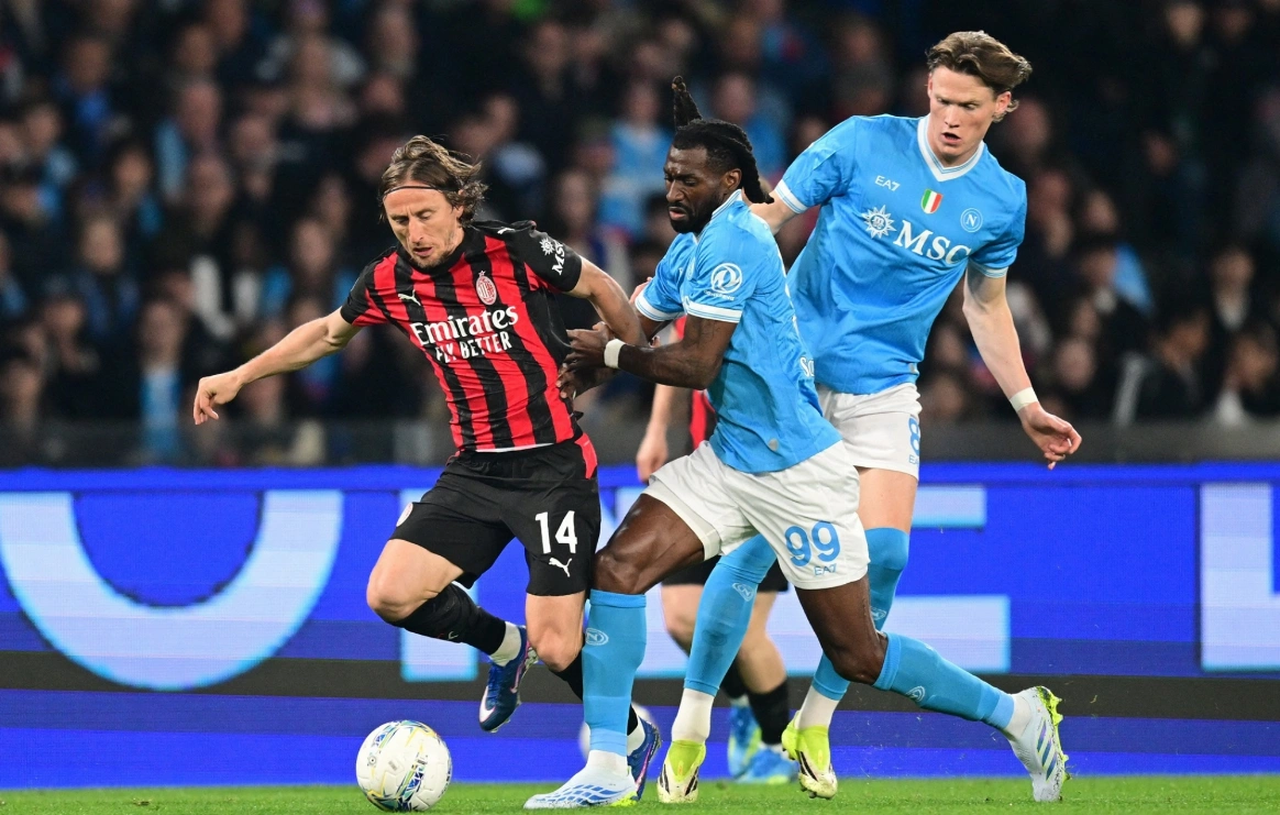 نابولي يحقق الفوز على ميلان ويقفز إلى المركز الثاني في الدوري الإيطالي