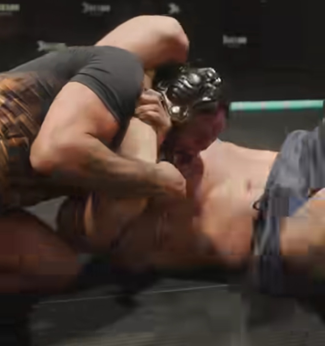 حمزة شيماييف يفرض قوته على ديميتريوس جونسون في تدريب مثير