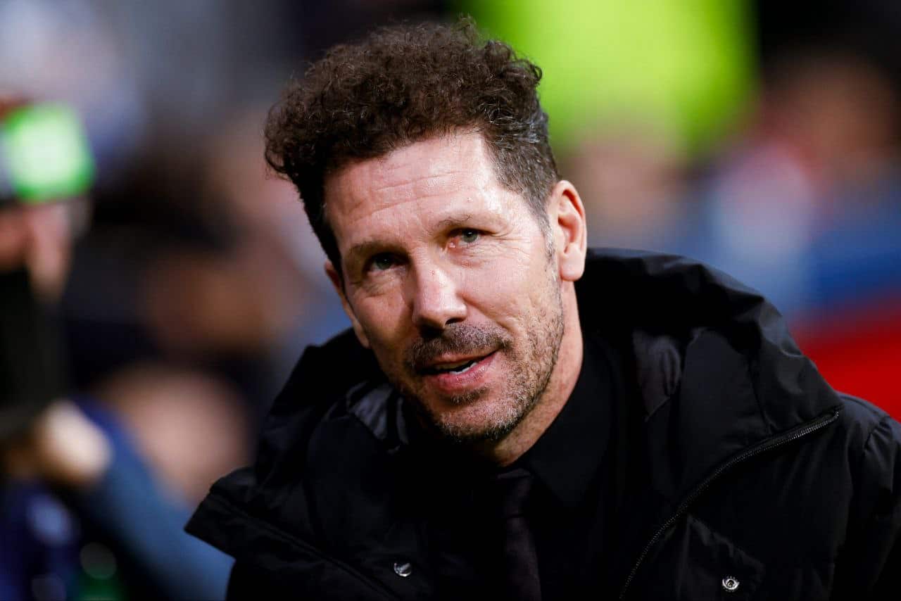 سيميوني يرد على شكوى برشلونة: معتادون على هذه الأمور في مدريد