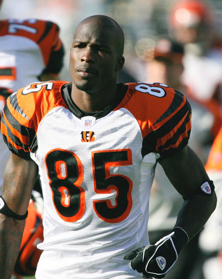 أوتشوسينكو يتحدى نجوم UFC.. تشاد جونسون يطلب مواجهة أديسانيا داخل القفص