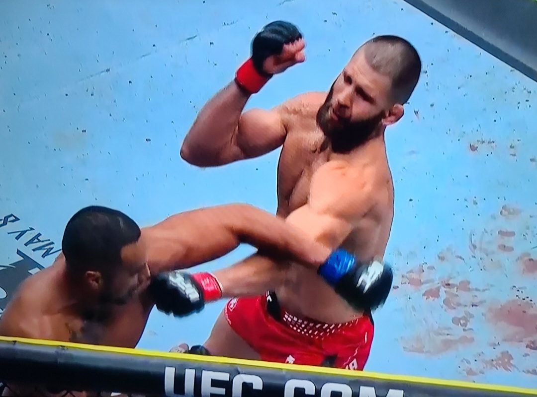 كارلوس أولبرغ يتوّج بلقب UFC 327 بعد نزال خيالي أمام ييري بروهاسكا رغم إصابة مروعة في الركبة