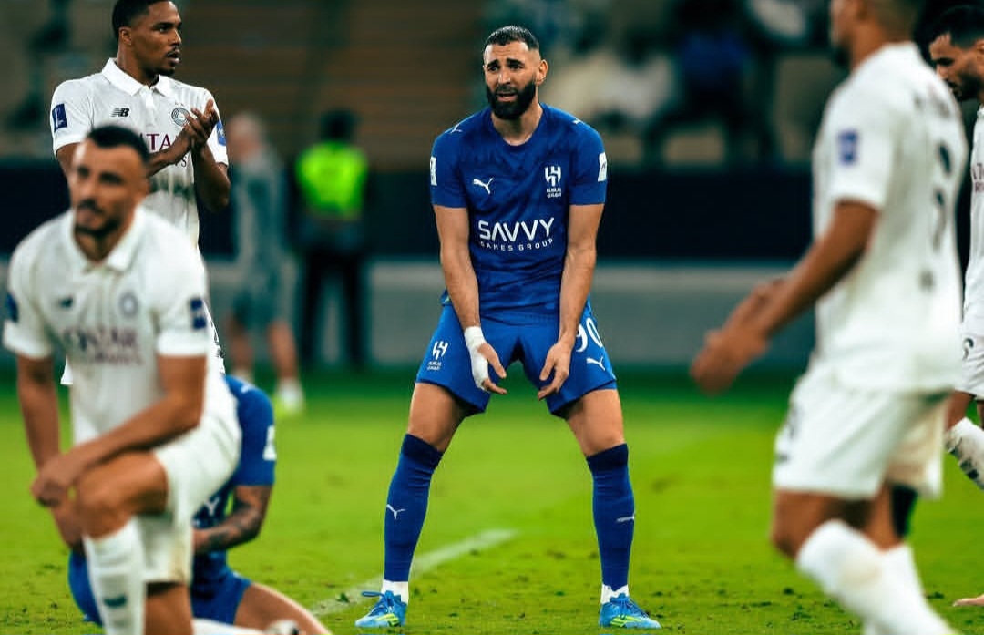 هجوم حاد على بنزيما بعد إقصاء الهلال.. وانتقادات تطال إنزاجي