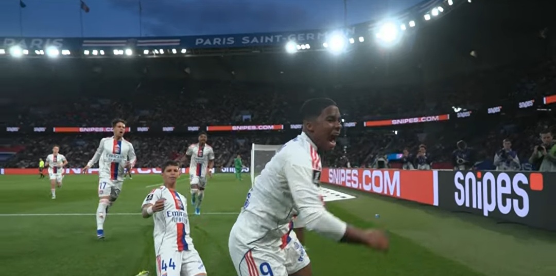 إندريك يقود ليون لانتصار ثمين على حساب باريس سان جيرمان ويشعل سباق الصدارة