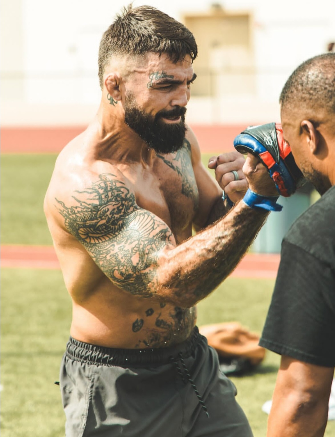 مايك بيري يتحدى جيك بول: لماذا تفكر في نيت دياز وتتجاهلني؟