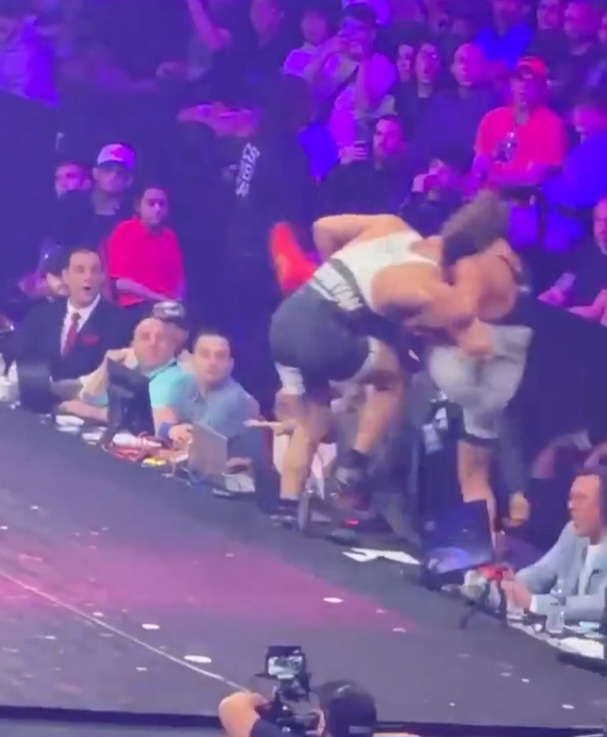 أرمان تساروكيان يثير الجدل في RAF 8.. يسقط يورايا فابر من المنصة ثم يحسم النزال باكتساح