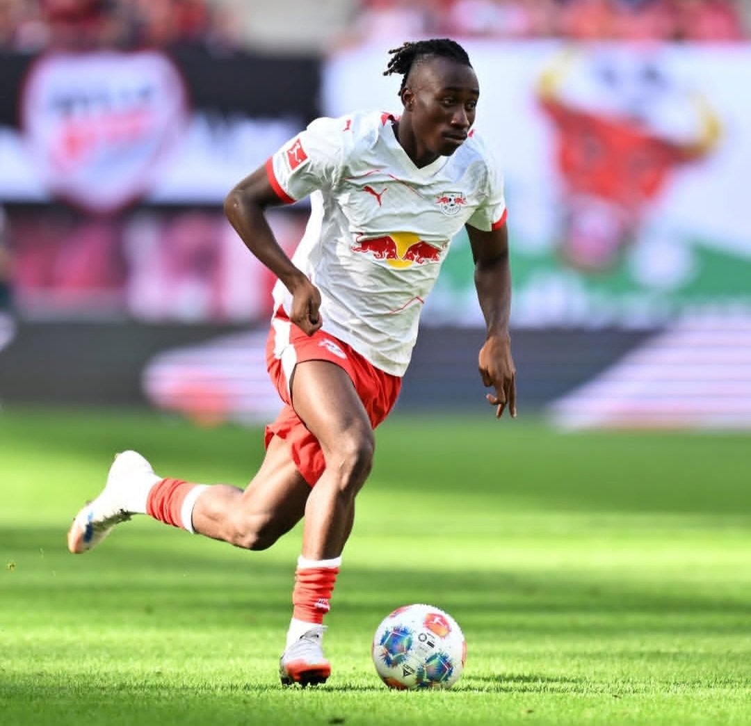 برشلونة ينسحب من صفقة ديوماندي.. مطالب لايبزيج المالية تُعطل الصفقة