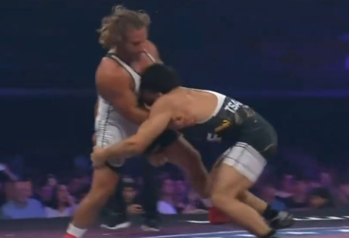 لقطة مجنونة تشعل RAF 8.. تساروكيان يُسقط فابر خارج الحلبة ويخطف الأضواء ويعلق: ” ما حدث كان رد فعل لحظي“