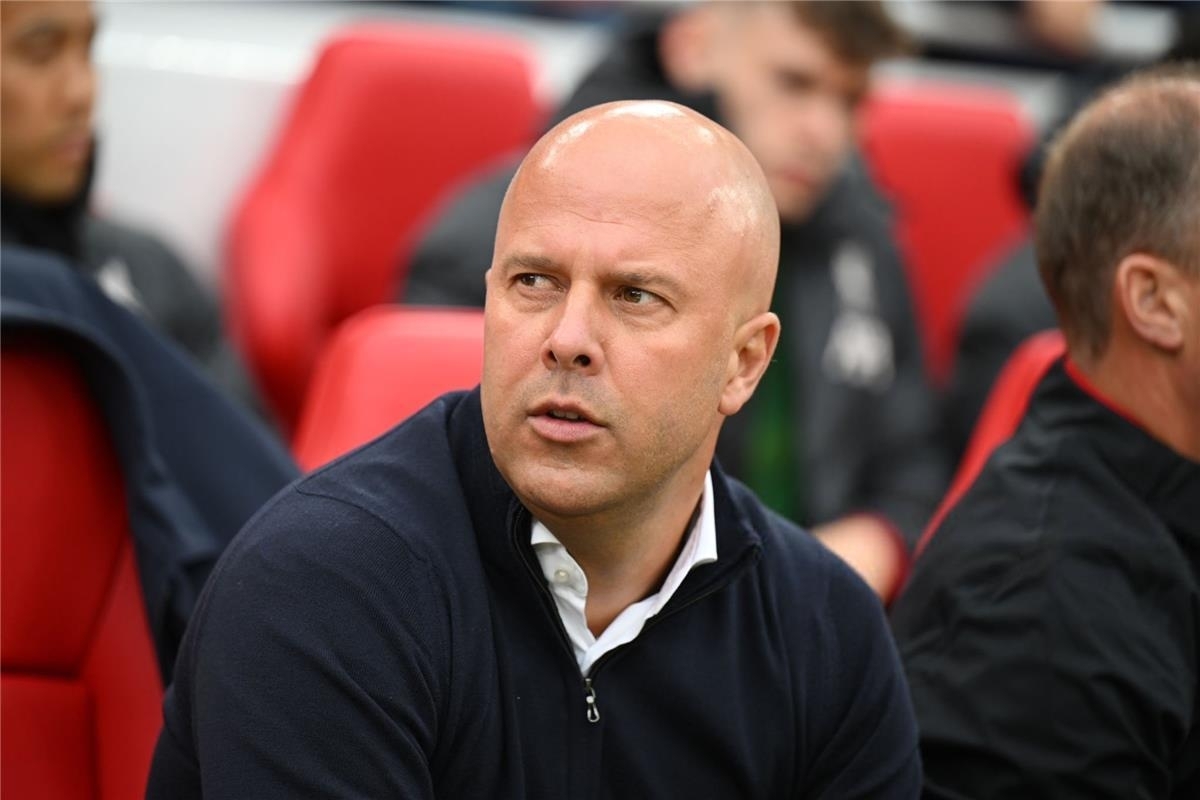 ليفربول يحسم موقفه من أرني سلوت رغم تذبذب النتائج