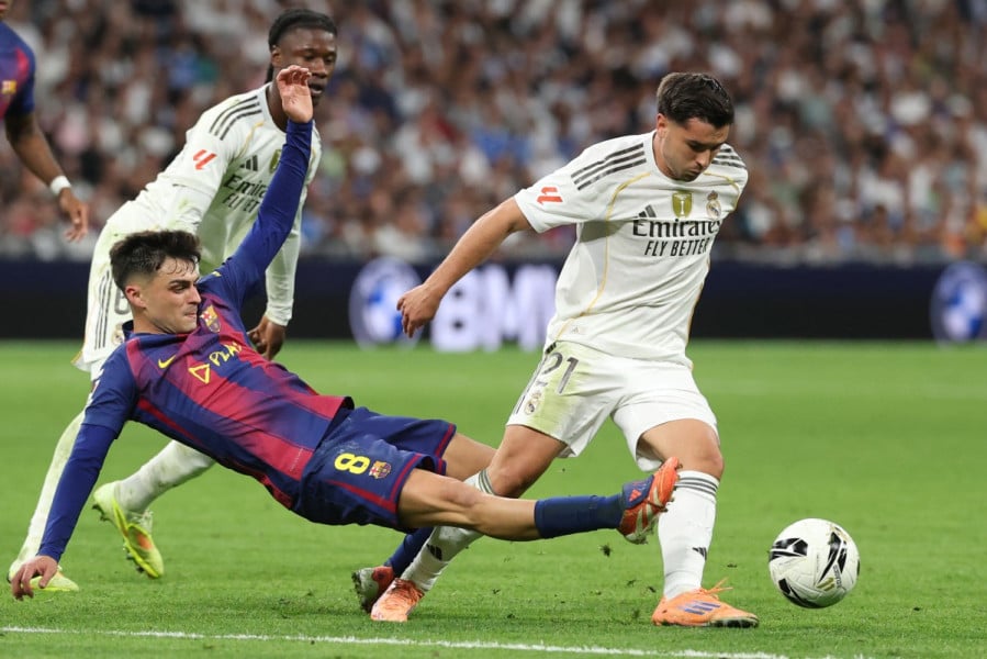 جدل “الممر الشرفي” يعود إلى الواجهة قبل حسم لقب الدوري الإسباني بين برشلونة وريال مدريد