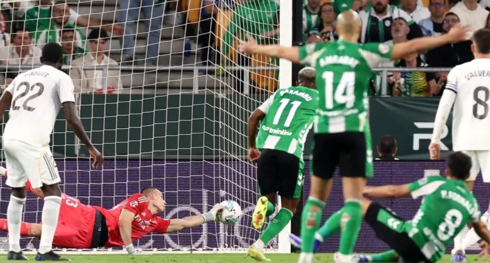 ريال بيتيس يخطف تعادلًا قاتلًا من ريال مدريد في الوقت بدل الضائع