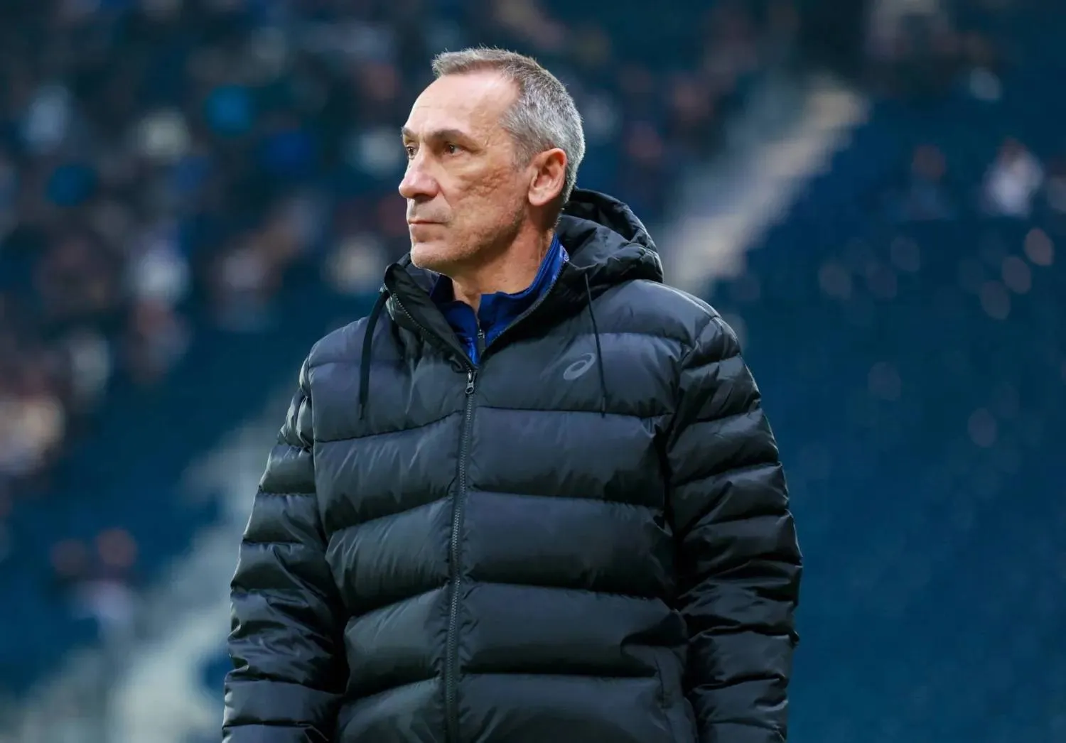 دونيس في مرمى الانتقادات بعد تعيينه مدربًا للأخضر.. جدل واسع وتشكيك في القرار