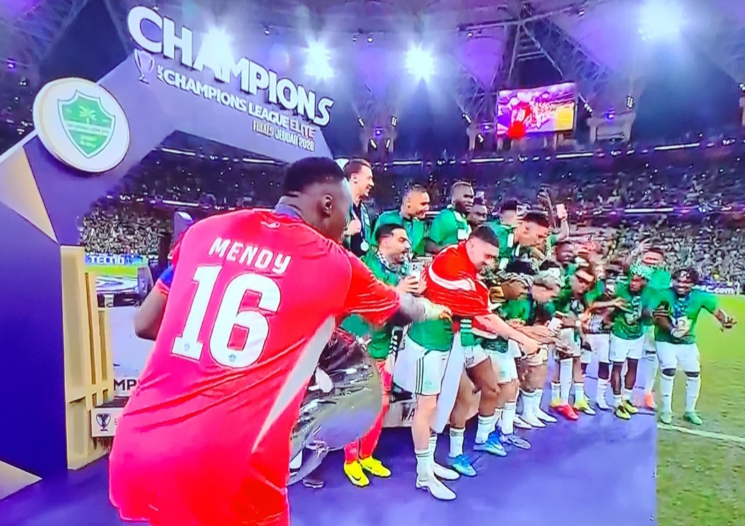 السنغال تُثير الجدل مجددًا.. إشادة بميندي بعد تتويج الأهلي تحمل رسائل غير مباشرة للمغرب