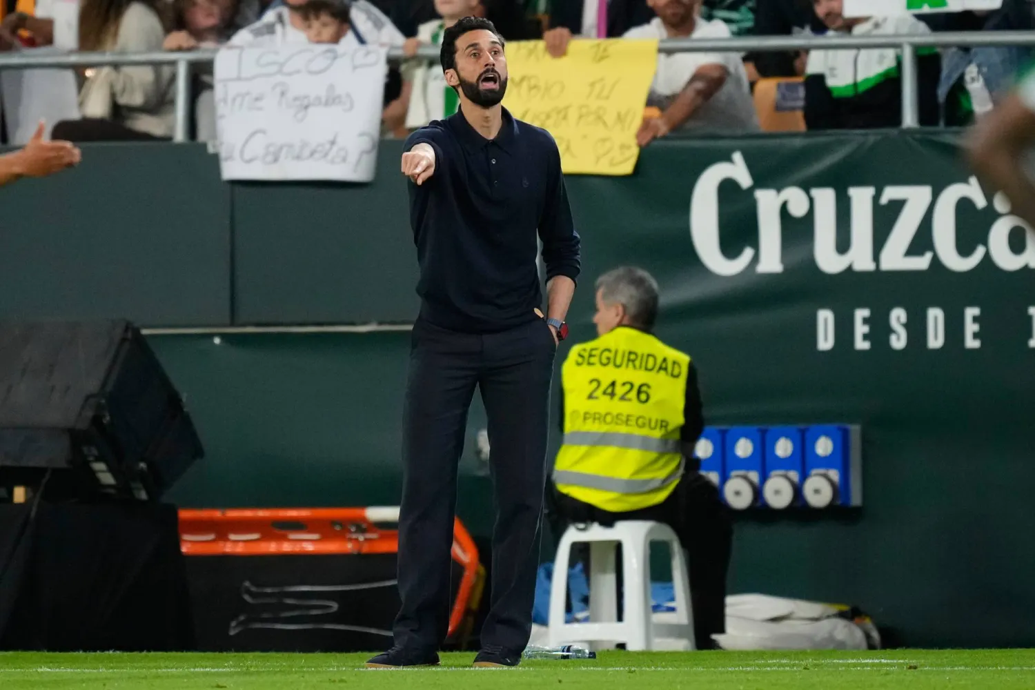 صراع داخل ريال مدريد.. اللاعبون يدعمون أربيلوا والإدارة تدرس البدائل