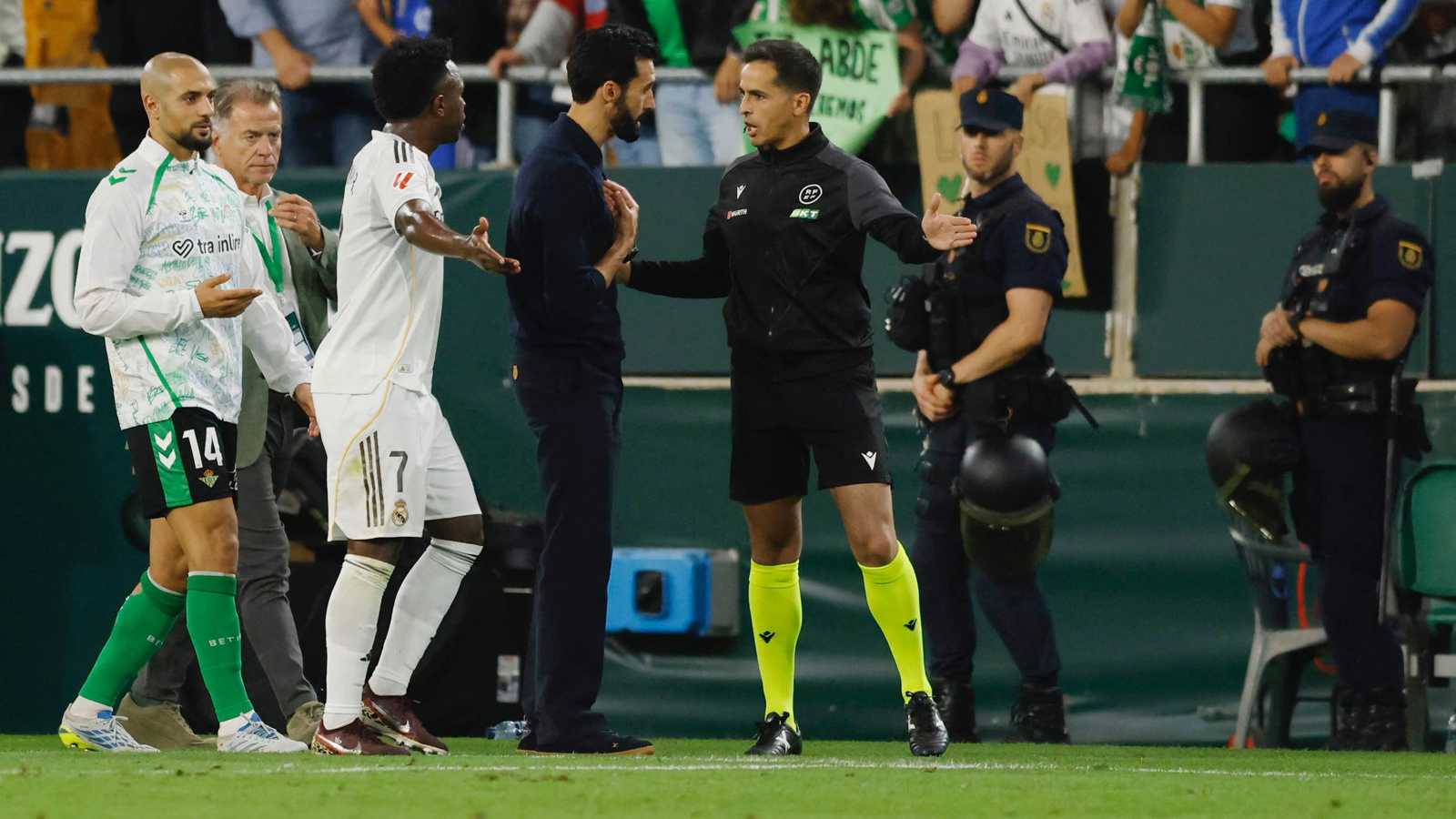 هجوم ناري من قناة ريال مدريد على التحكيم.. ولقطة مثيرة تُعرض 245 مرة!