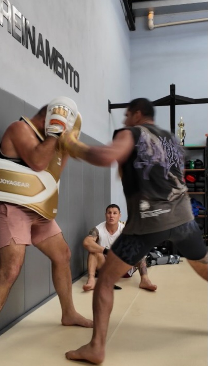 فيديو: ضربات أليكس بيريرا تهز الصالة قبل نزال UFC WHITE HOUSE المرتقب ضد سيريل غان في الوزن الثقيل