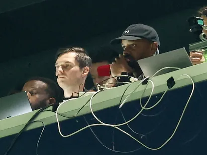 انتقادات تحكيمية تشعل قمة باريس.. فينسنت كومباني يهاجم قرار ركلة الجزاء