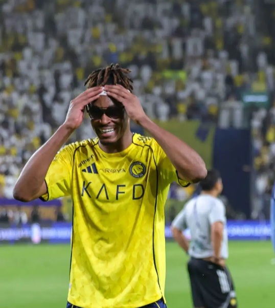 النظارات الشمسية تُشعل الجدل في كلاسيكو النصر والأهلي