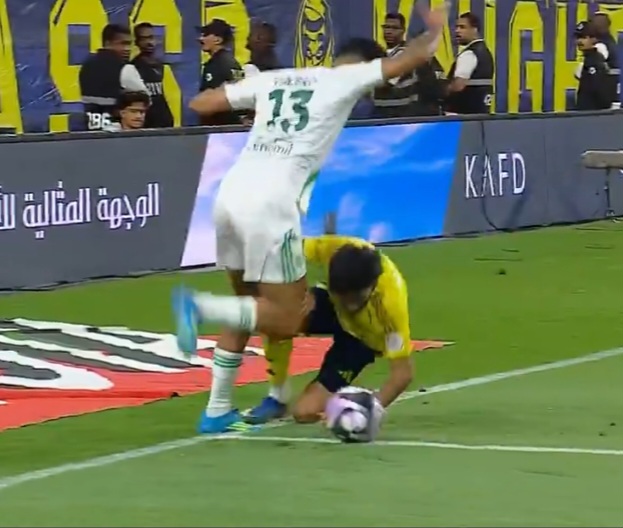 جدل تحكيمي في قمة الأهلي والنصر.. هل حُرم ”الراقي“ من ركلة جزاء؟
