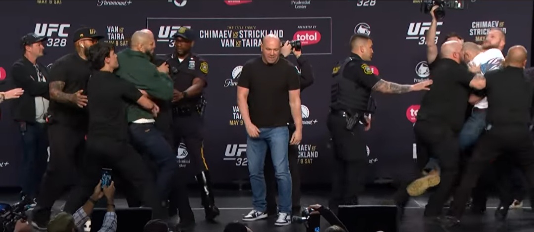 شيماييف يركل ستريكلاند في مواجهة فوضوية بعد مؤتمر UFC 328 واندلاع اشتباك أمام الأمن