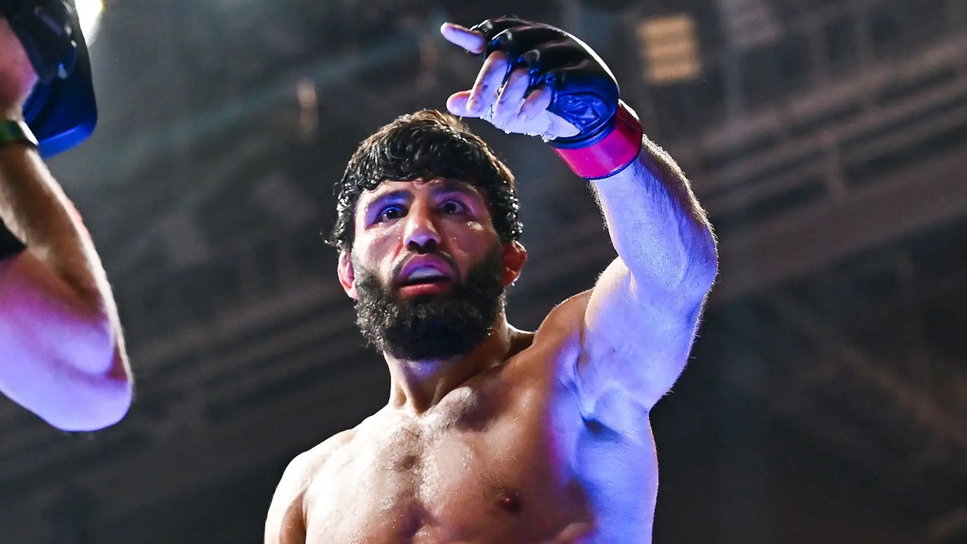 أرمان تساروكيان يقترب من العودة إلى سباق اللقب بعد تغيير صورته داخل UFC
