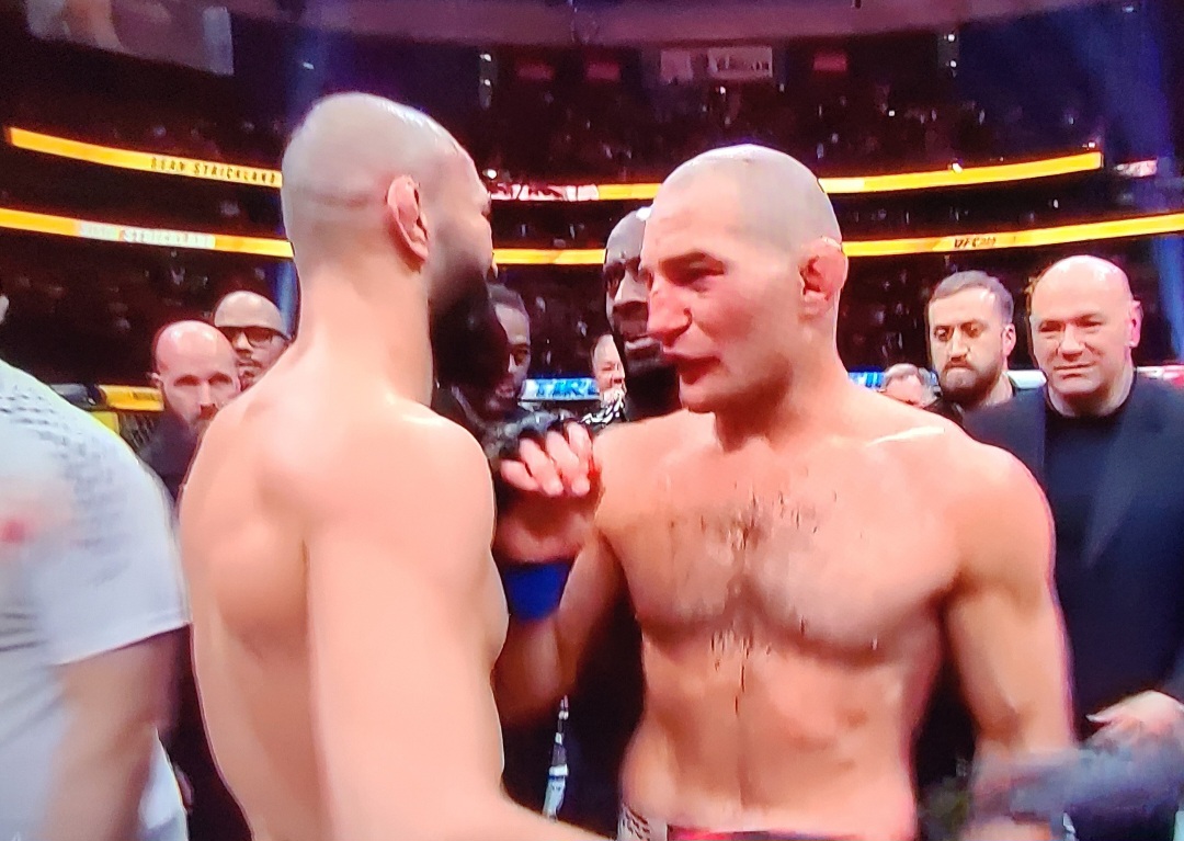 شون ستريكلاند ينتزع لقب الوزن المتوسط من حمزة شيماييف بعد حرب دامية في UFC 328