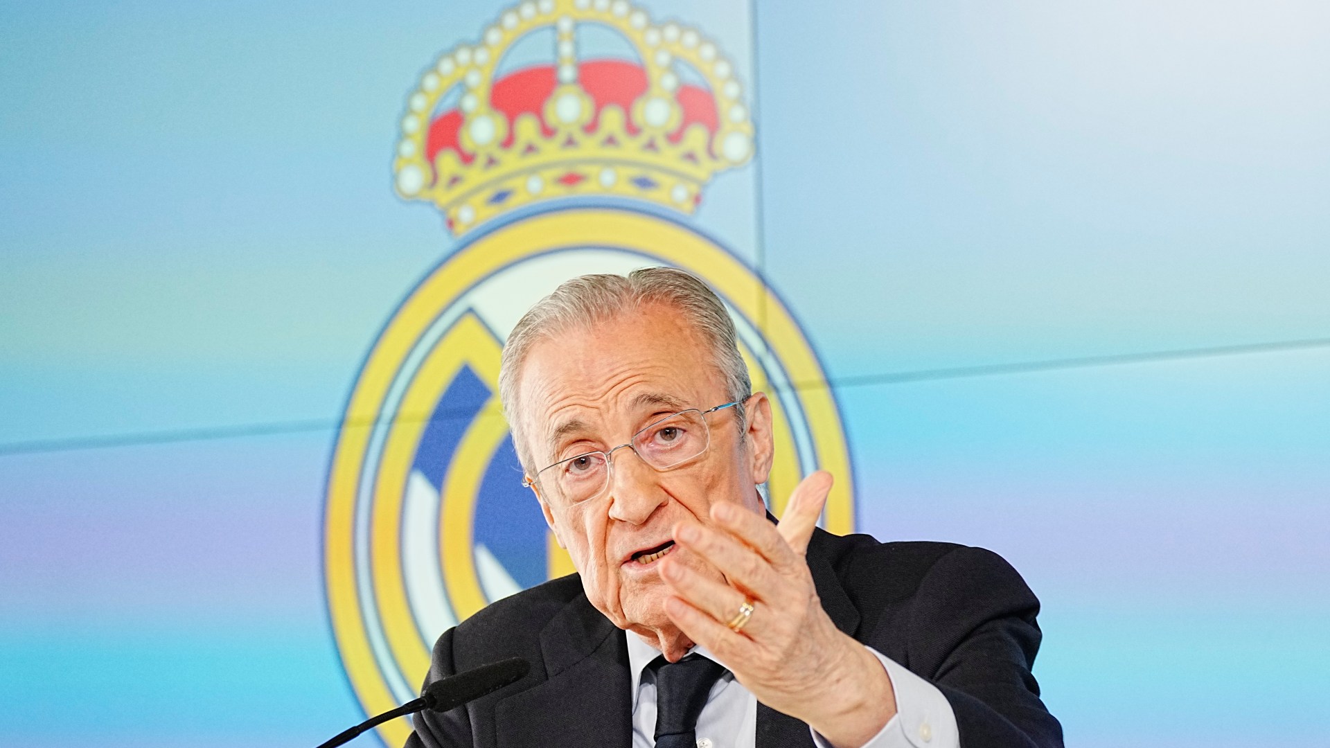 بيريز يعلّق لأول مرة على شجار فالفيردي وتشواميني داخل ريال مدريد