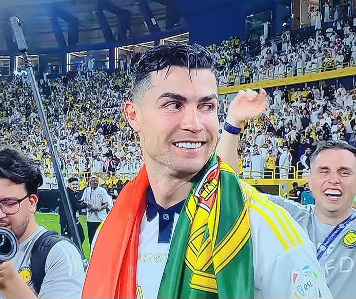 رونالدو يحتفل بلقب دوري روشن برسالة خاصة لجماهير النصر