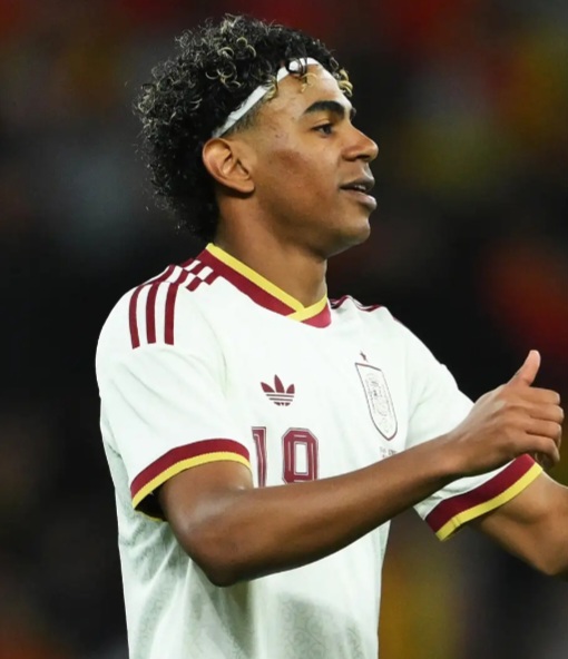 يامال: أريد اسمي بجانب ميسي ورونالدو وليس مقارنتي بهما
