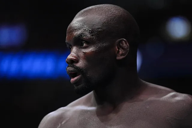 ثيمبا غوريمبو يعلن اعتزاله MMA بعد سلسلة هزائم مؤلمة في UFC