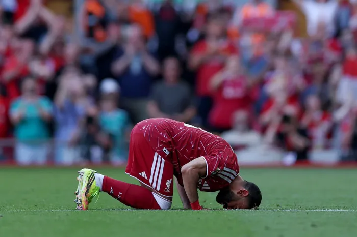 في لحظة وداع مؤثرة.. محمد صلاح يسجد في آخر ظهور مع ليفربول