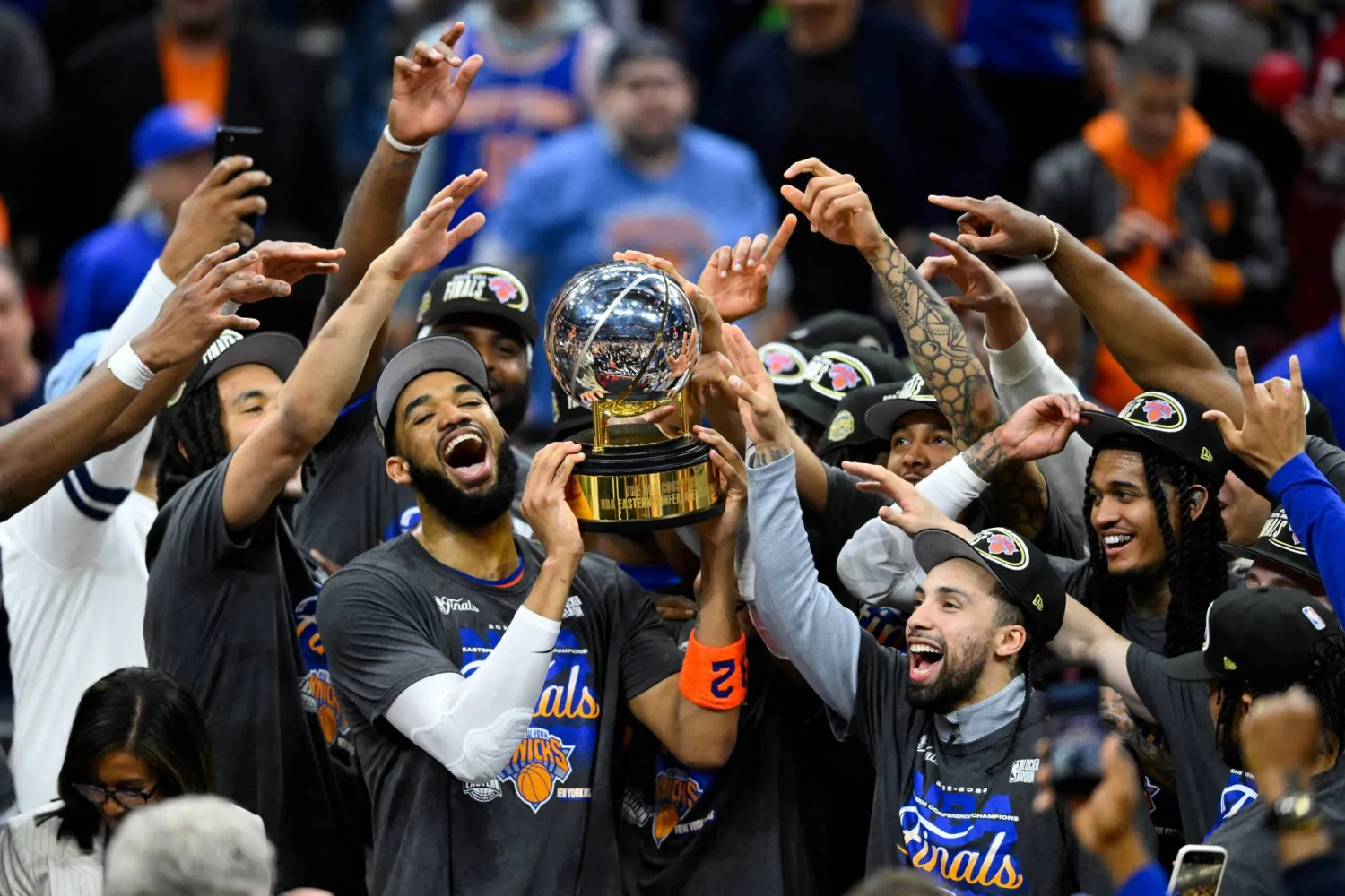 نيويورك تشتعل فرحًا.. نيكس يسحق كليفلاند ويبلغ نهائي NBA بعد غياب 27 عامًا