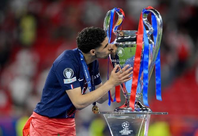 حكيمي يعادل رقم إيتو التاريخي ويصبح الأكثر تتويجًا بدوري أبطال أوروبا بين اللاعبين الأفارقة