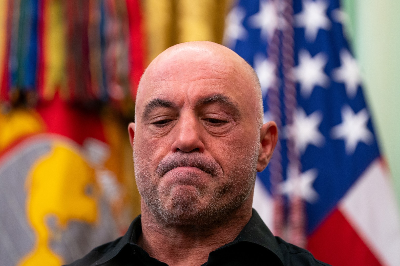 جو روغان يهاجم فكرة UFC في البيت الأبيض: المقاتلون لا يجب أن يقاتلوا في هذه الظروف